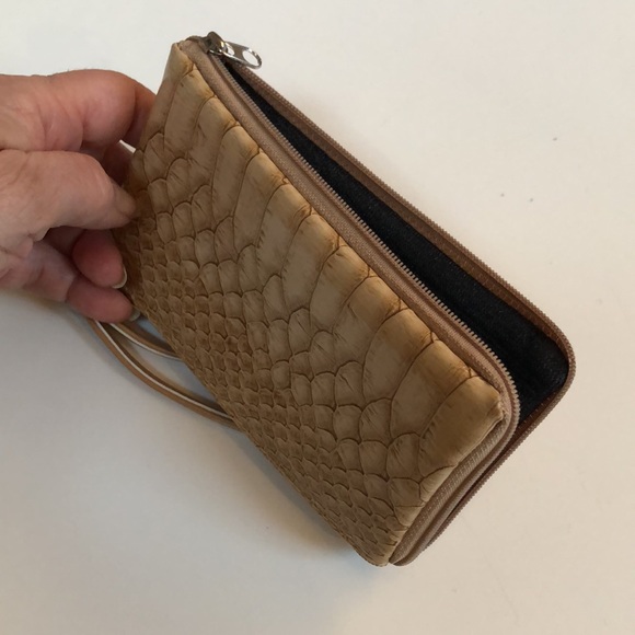 ⭐️Host Pick⭐️ - Small wrist wallet - Picture 6 of 16